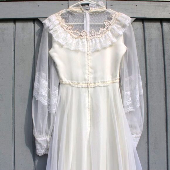 Vintage 80s Montgomery Ward Wedding Dress - Size 5/6 - Delicate Lace & Ruffles - Picture 8 of 11